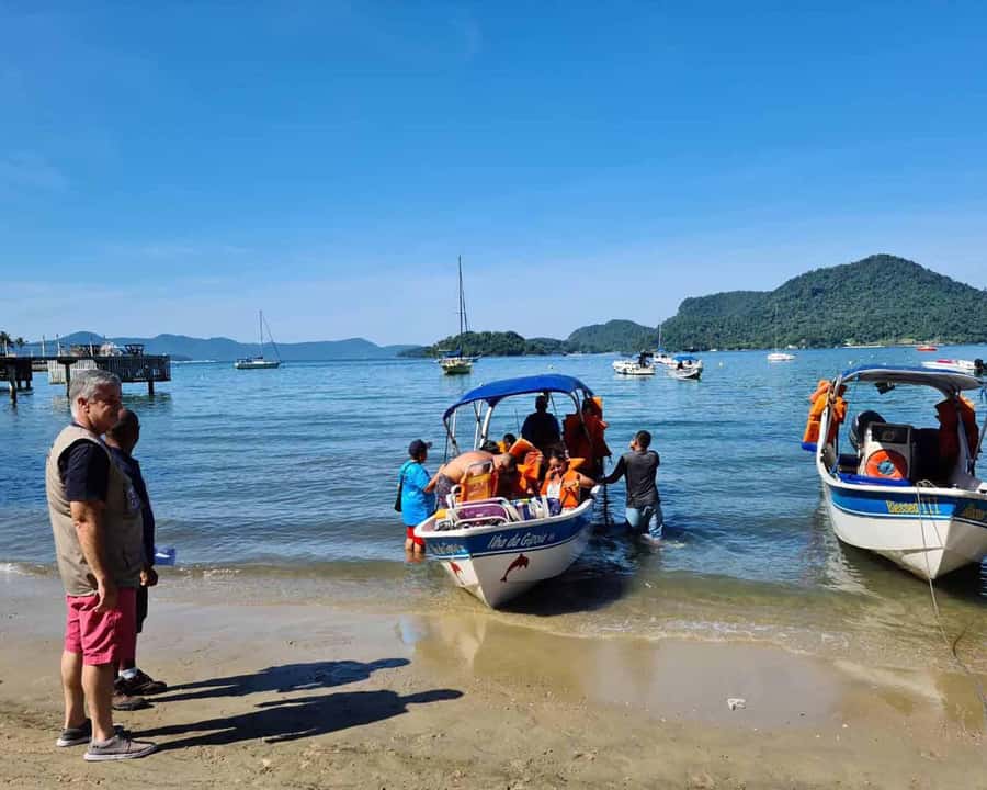 Adventures in Angra and Ilha Grande with Guide and Lunch - Lunch at Praia de Japariz