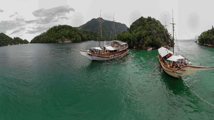 Angra dos Reis: Boat Tour in Ilha Grande and Lagoa Azul - Praia de Araçá: a smaller and quieter pause
