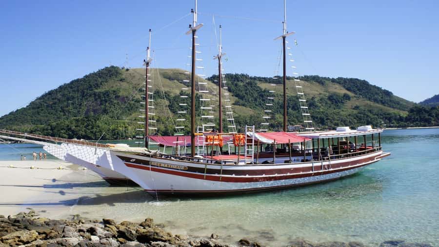 Angra dos Reis: Boat Tour in Ilha Grande and Lagoa Azul - Timing, departure, and the sound on board
