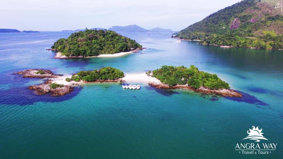 Angra dos Reis: Super Lagoa Azul Speedboat Tour - Araçá Beach, rocks, and preserved native vegetation