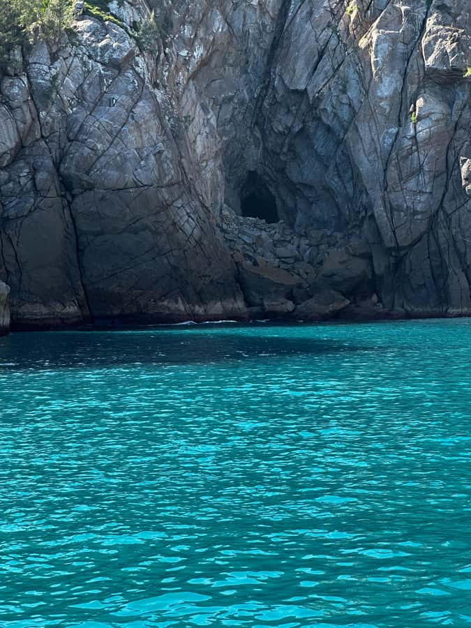 Arraial do Cabo: Boat Trip with Waterslide - Rock formations between the beaches