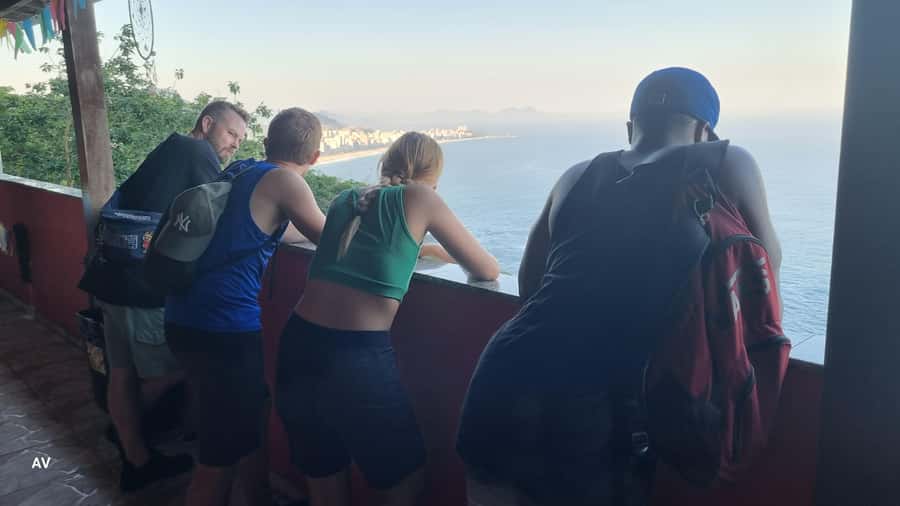 AVenturismo 2 Irmãos hill + Vidigal Favela - The 50-minute climb into the forest