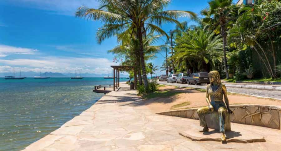 Búzios: City Tour & Beach Hopping with Lunch - Boarding the boat for a full peninsula circuit