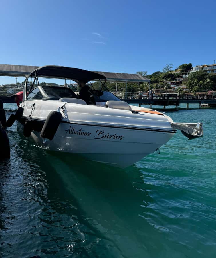 Búzios: Speedboat tour of 2 islands and 11 beaches - Boarding at three Búzios piers