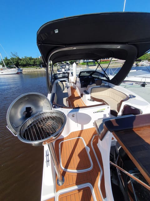 Búzios: Speedboat tour of 2 islands and 11 beaches - Making the onboard barbecue work