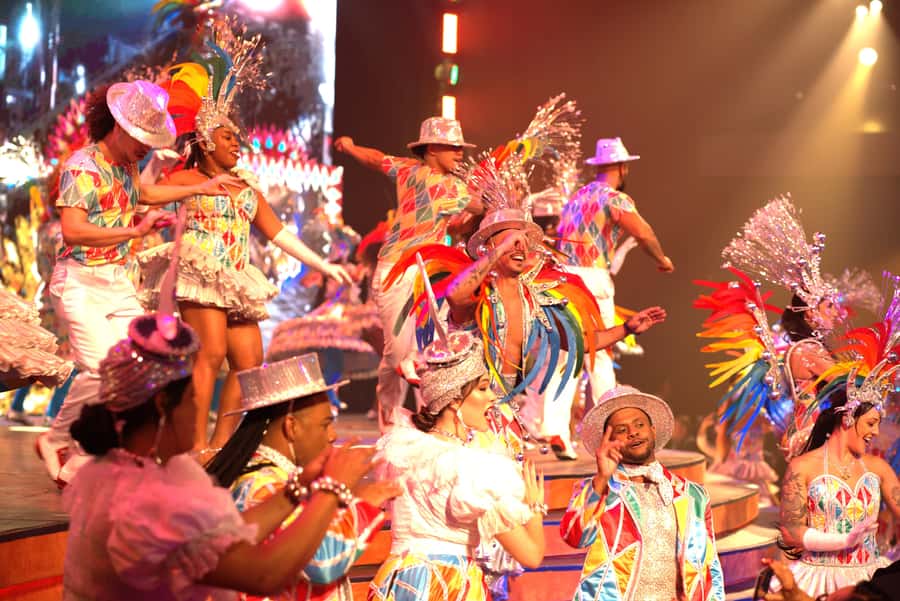 By Night Tour: Roxy Dinner Show & Transfer - Bossa Nova sets the mood