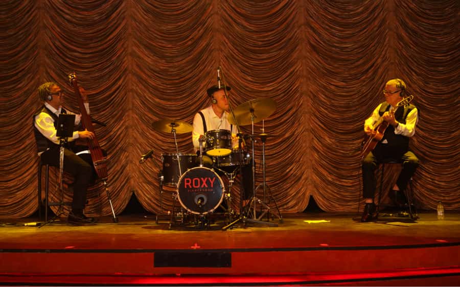 By Night Tour: Roxy Dinner Show & Transfer - What happens in Aquele Abraço