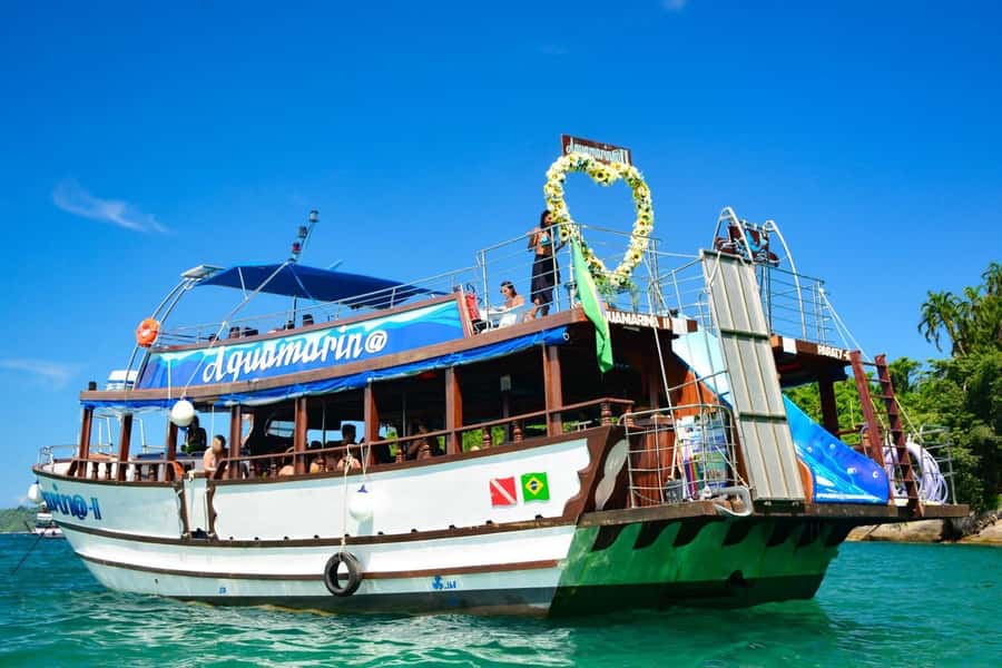 Discover Paraty's Best Islands on an Exclusive Schooner Tour - Food, drinks, music, and the freshwater rinse