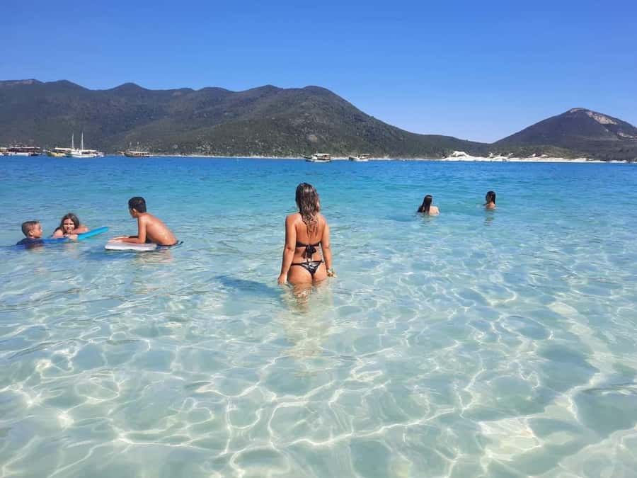 Excursão Arraial do Cabo com saída do Rio de Janeiro - Forno Beach inside a forested cove