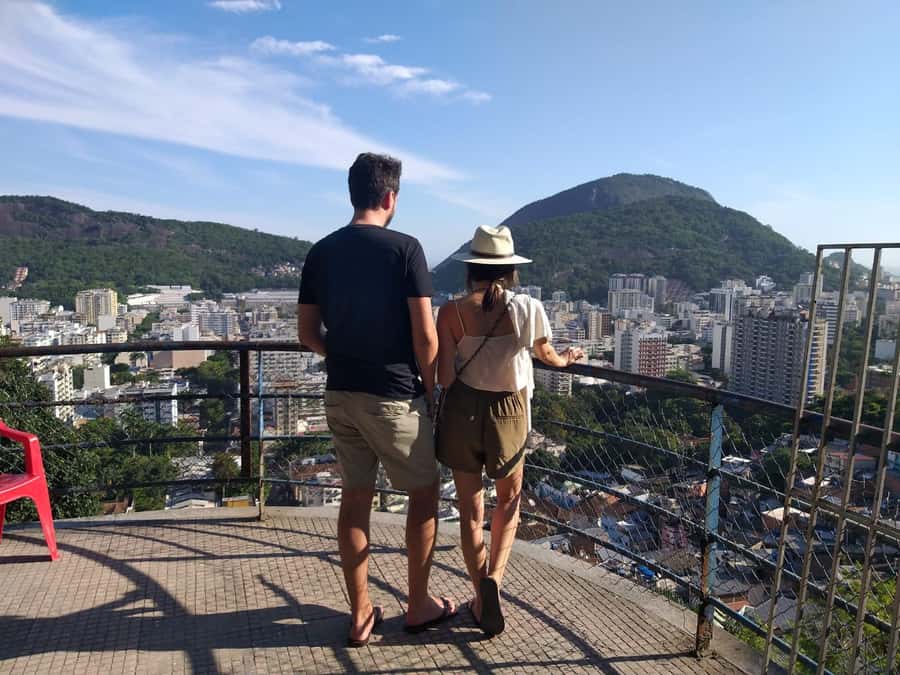 Favela Santa Marta: Walking Tour with local guide - Walking through colorful homes and daily life
