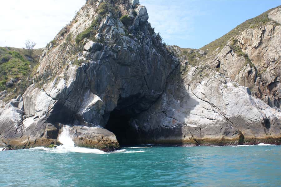 From Búzios: Arraial do Cabo and Cabo Frio Day Trip - Boarding the boat and seeing the coast