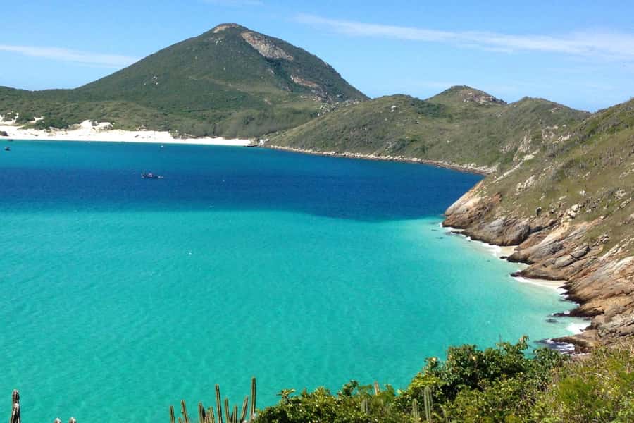 From Búzios: Arraial do Cabo with Boat Tour and BBQ Lunch - Boarding the schooner at Praia dos Anjos