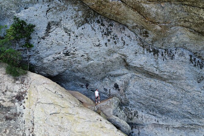 Garganta do Céu and Waterfall hike in Pedra da Gávea - The two-hour climb through Tijuca National Park