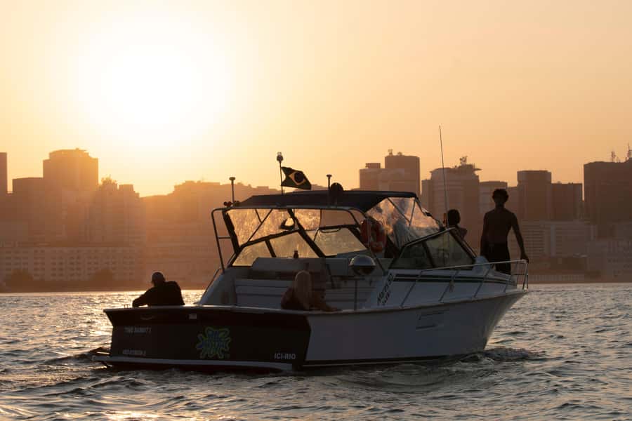 Glória: Sunset Speedboat Cruise with Drinks and Snacks - The first views: Santos Dumont Airport, Ilha Fiscal, and the Museum of Tomorrow