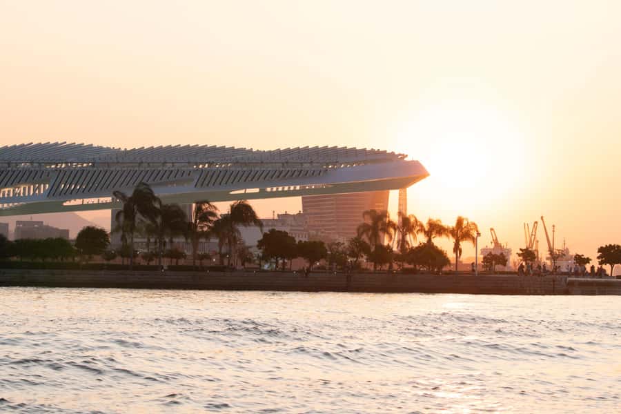 Glória: Sunset Speedboat Cruise with Drinks and Snacks - Crossing to Niterói and the MAC photo stop