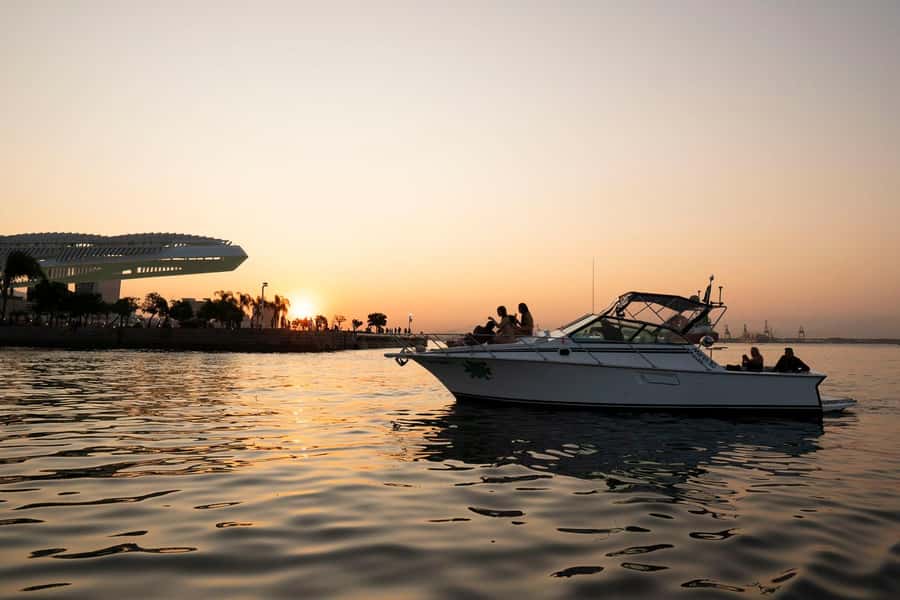 Glória: Sunset Speedboat Cruise with Drinks and Snacks - Drinks, snacks, music, and what $63 buys you