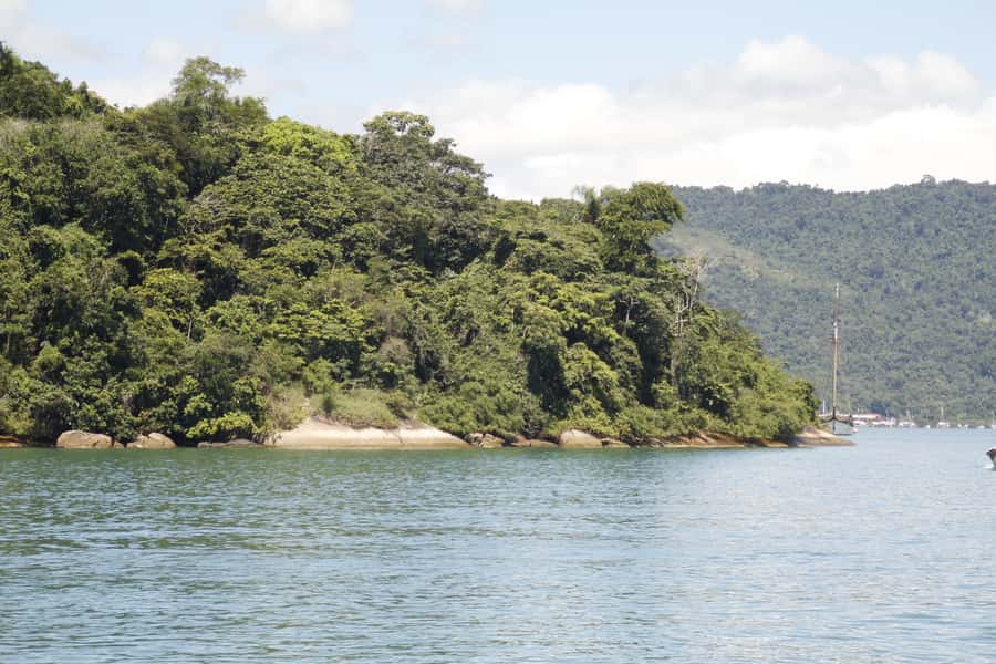 Half-Day Schooner Cruise and Snorkeling in Paraty Bay - Red Beach and the last stretch of shore time