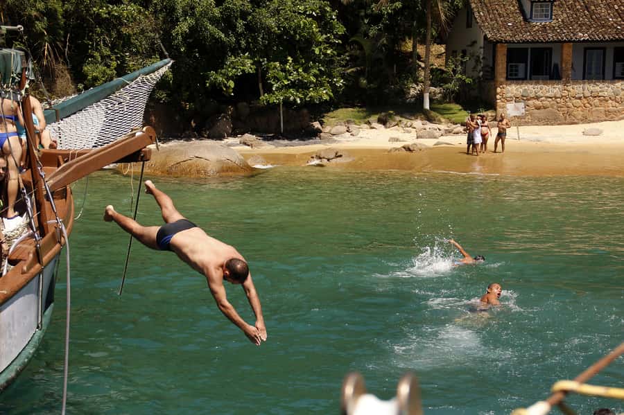 Half-Day Schooner Cruise and Snorkeling in Paraty Bay - Ilha Comprida and its natural fish aquarium