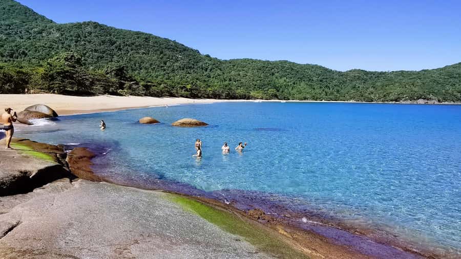 Ilha Grande: 360° Circumnavigation Speed Boat Tour - 8h - Getting off the boat requires confidence