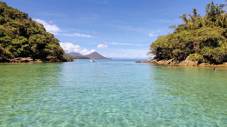 Ilha Grande: 6-Hour Speedboat Tour to Blue and Green Lagoons - The first 45 minutes on the water