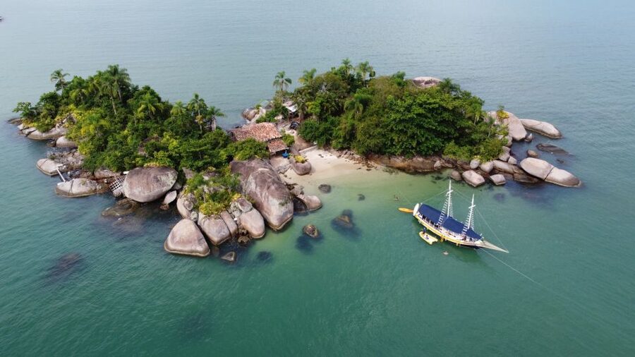 Paraty Bay: Islands & Beaches Boat Tour with Snorkeling - Snorkeling, paddleboards, and floating time
