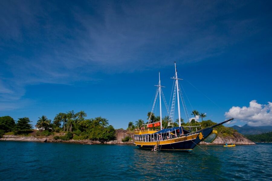 Paraty Bay: Islands & Beaches Boat Tour with Snorkeling - What the boat offers between stops