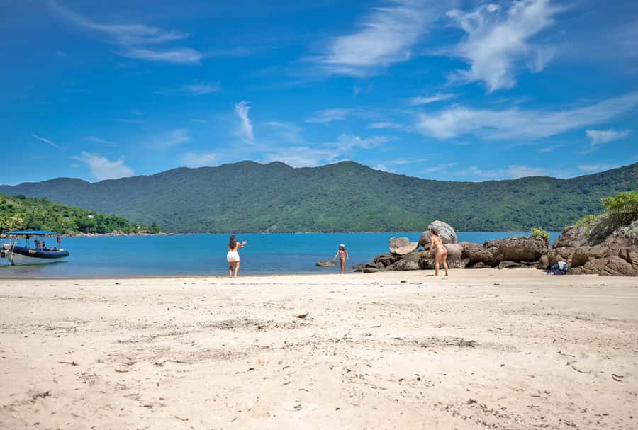 Paraty: Fast Boat Expedition to Saco do Mamangua - Entering Saco do Mamangua by speedboat