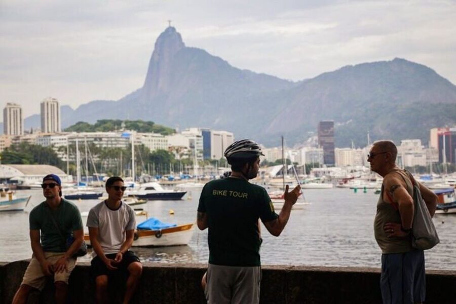 Rio Bike Tour – Discover the Beaches and Lagoon - Turning Inland to Rodrigo de Freitas Lagoon