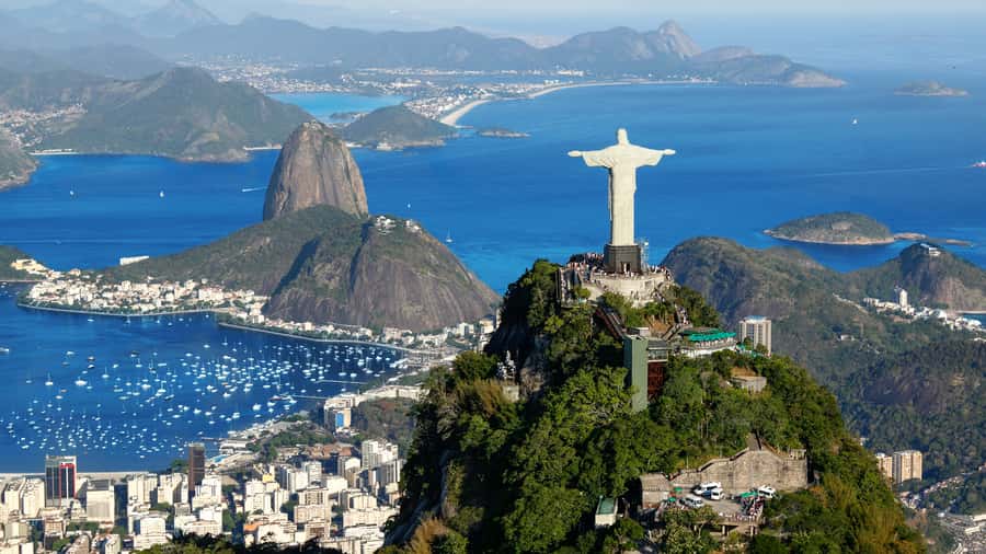 Rio: Christ Redeemer by Train & City Highlights Morning Tour - Maracanã: a drive-by for football fans