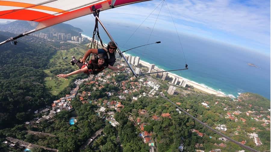 Rio de Janeiro: Hang Gliding or Paragliding Experience - A beach landing at São Conrado