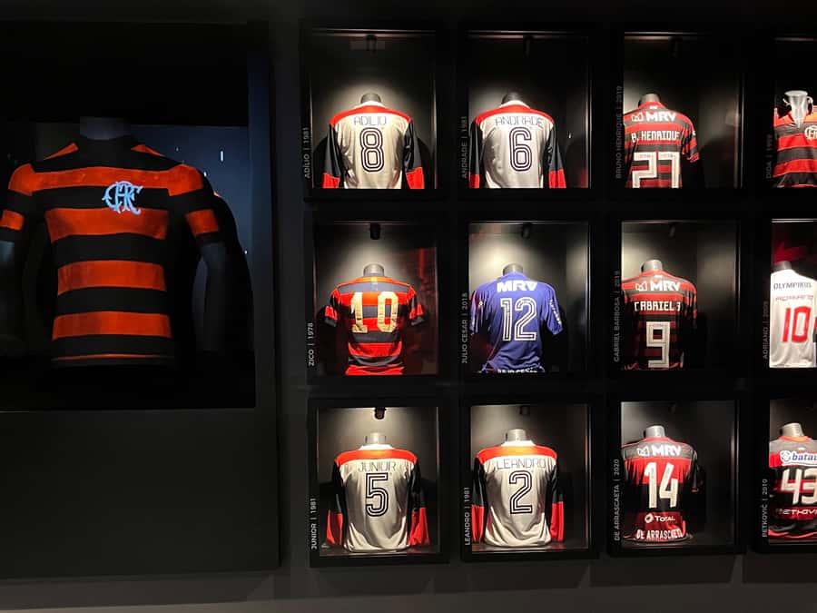 Rio de Janeiro: Maracanã & Flamengo Football Tour - The guides and language options