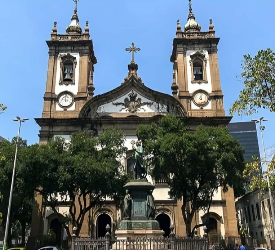 Rio de Janeiro : Must-See Sites Walking Tour With A Guide - Centro shows old Rio beside modern Rio