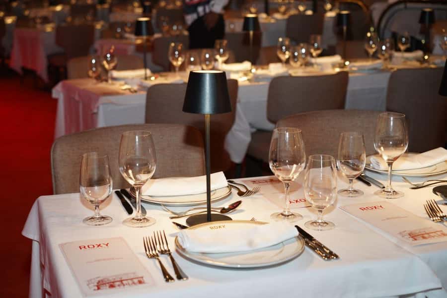 Rio de Janeiro: Roxy Dinner Show with Hotel Pickup - Roxy compared with a typical Rio night out