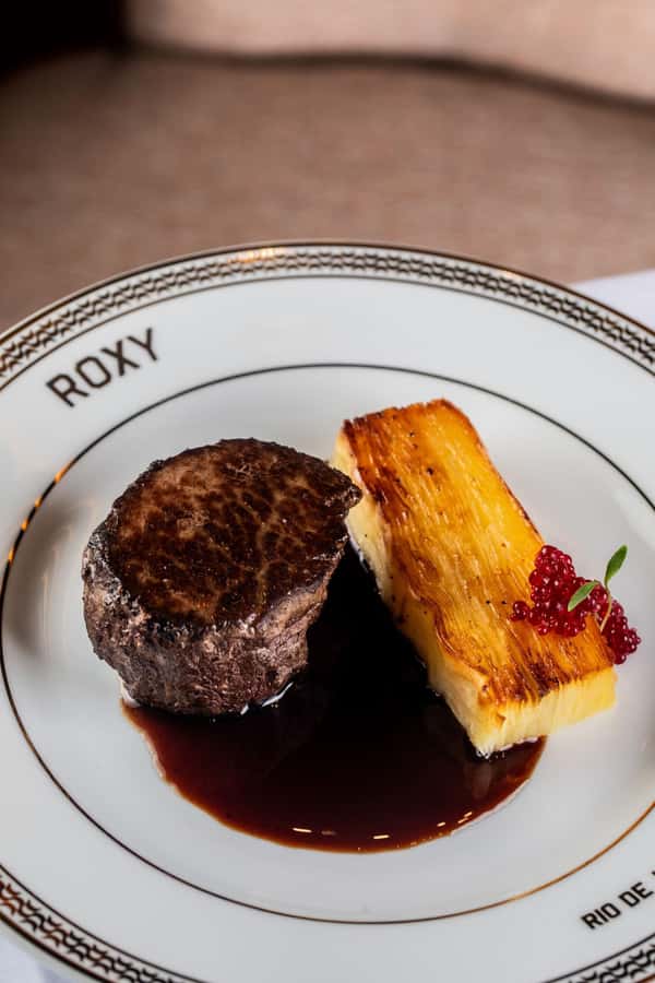 Rio de Janeiro: Roxy Dinner Show with Hotel Pickup - Dinner with Bossa Nova before the curtain rises
