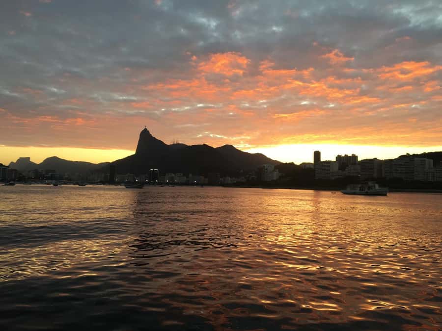 Rio de Janeiro: SpeedBoat Tour - Sunset with Beer - Copacabana and Arpoador at sunset