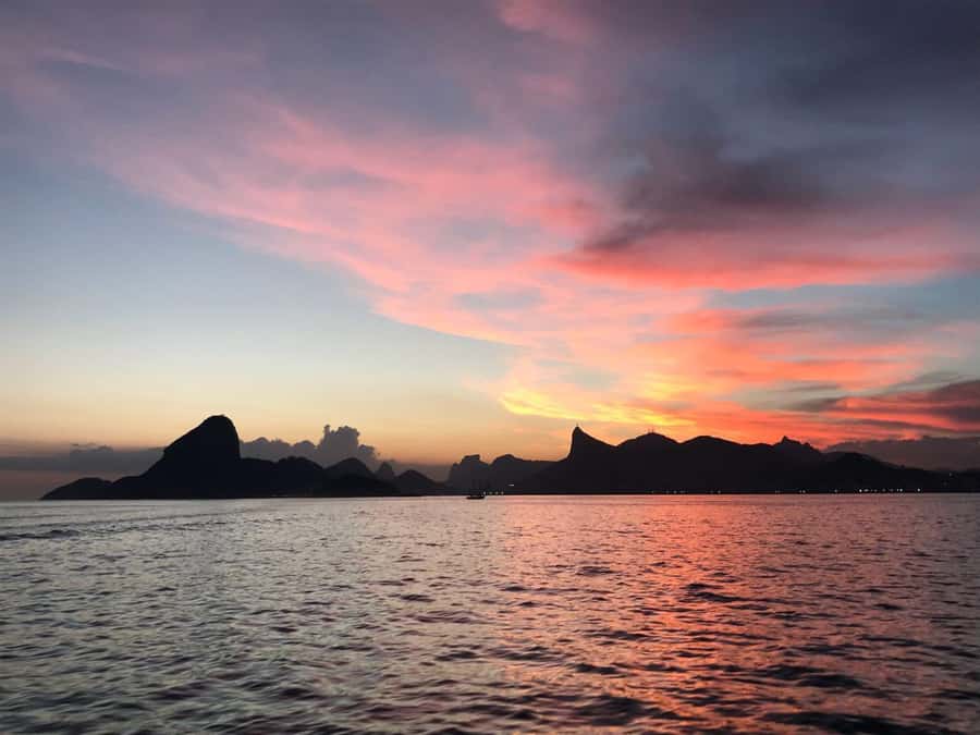 Rio de Janeiro: SpeedBoat Tour - Sunset with Beer - The guide and the eight-person format