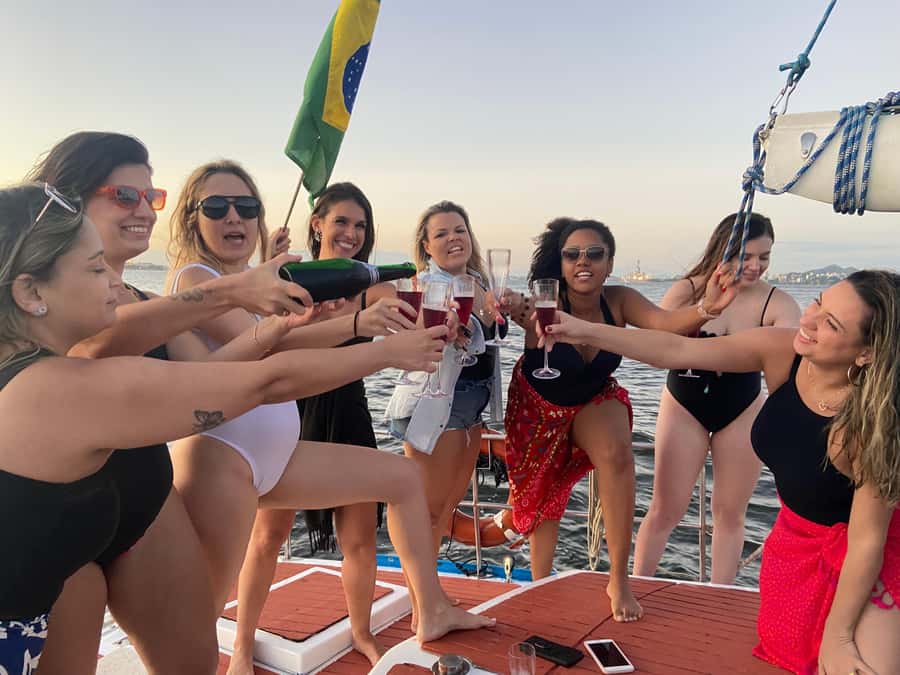 Rio de Janeiro: Sunset Sailboat Tour with Open Bar - The best photo moments around Corcovado and Flamengo