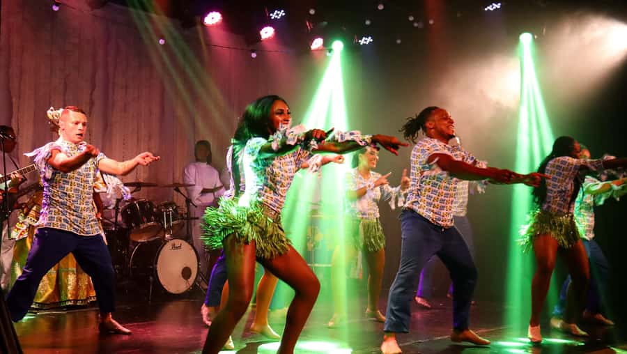 Rio: Ginga Tropical Samba and Folklore Show Ticket - Meeting at Teatro Fashion Mall