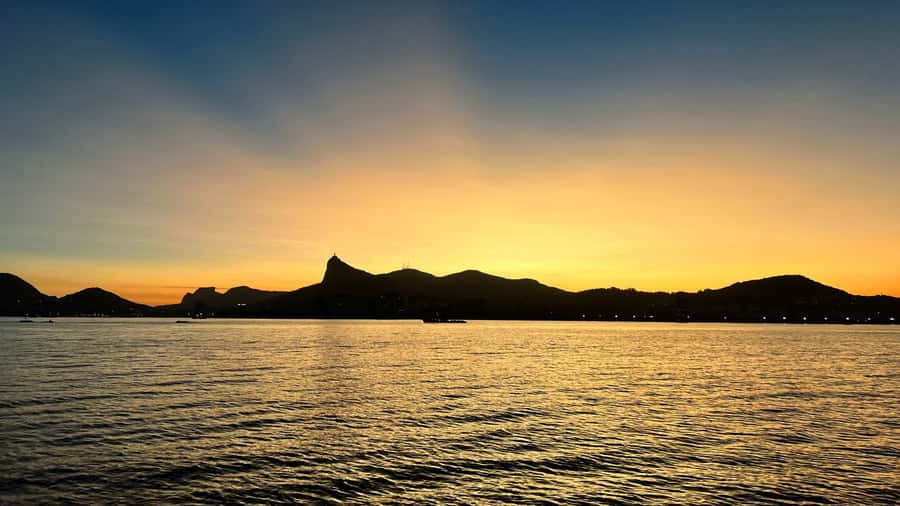 Rio: Guanabara Bay Boat Tour - Crossing toward Niterói and the Rio-Niterói Bridge