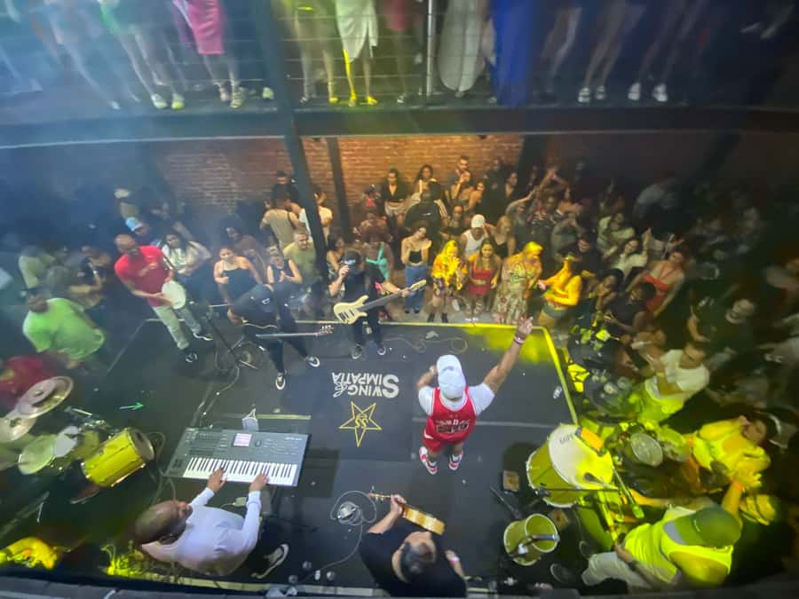 Rio: Pub Crawl in Lapa with Cachaça Tasting and Live Samba - A colorful pause at the Selarón Steps