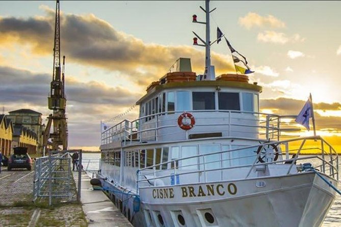 Sailing in Guaíba with White Swan Boat - Porto Alegre - Seeing Porto Alegre from Guaíba