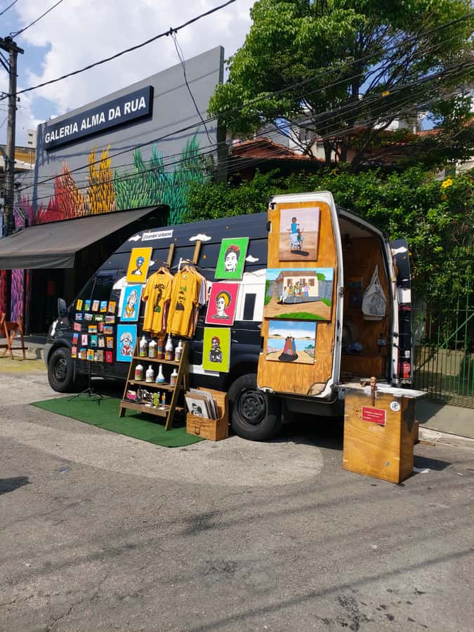 São Paulo: Bar and Street Art Crawl with Local Guide - Leticia’s role makes the difference