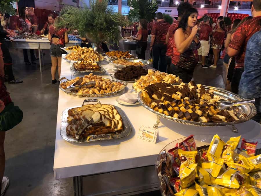 São Paulo Carnival Seating with Food, Drinks, & Transfer - The guide’s role during a long and complex night