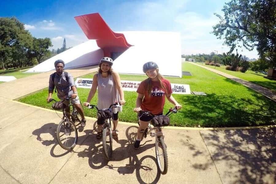 Sao Paulo: The Coolest Urban Scenes Bike Tour - Vila Madalena and the outdoor gallery at Batman Alley