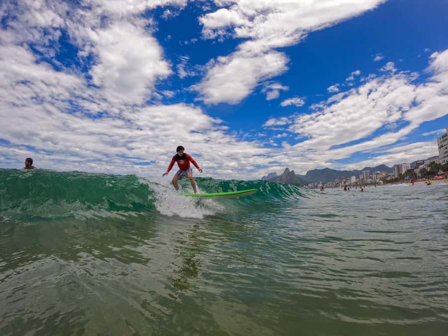 Surf lessons with local instructors in Copacabana/ipanema! - Moving from the beach to the break